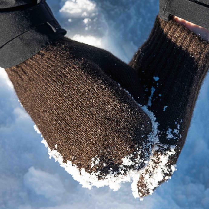 Fäustlinge aus dunkler Yakwolle formen Schneeball